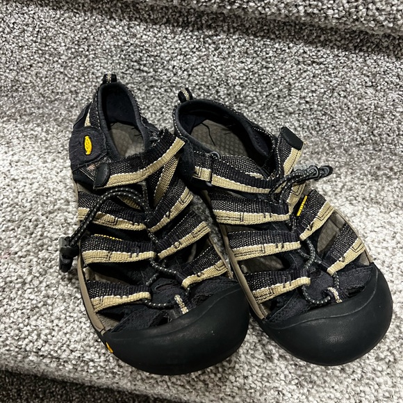 Boys Keen Sandals - black & tan - Picture 2 of 4